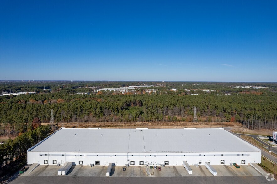 4032 Patriot Dr, Durham, NC à louer - Photo du bâtiment - Image 3 de 7