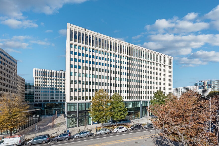 2450 Crystal Dr, Arlington, VA for lease - Building Photo - Image 3 of 14