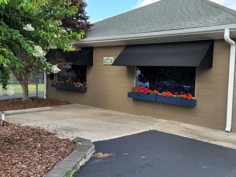 1111 Willowbrook Dr, Greensboro, NC for sale - Building Photo - Image 1 of 16