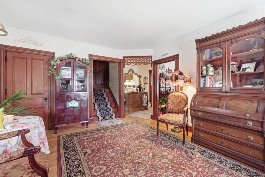 8 Pleasant St, Plymouth, NH for sale - Interior Photo - Image 3 of 30