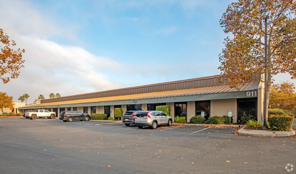 911 Bern Ct, San Jose, CA à louer - Photo du bâtiment - Image 1 de 4