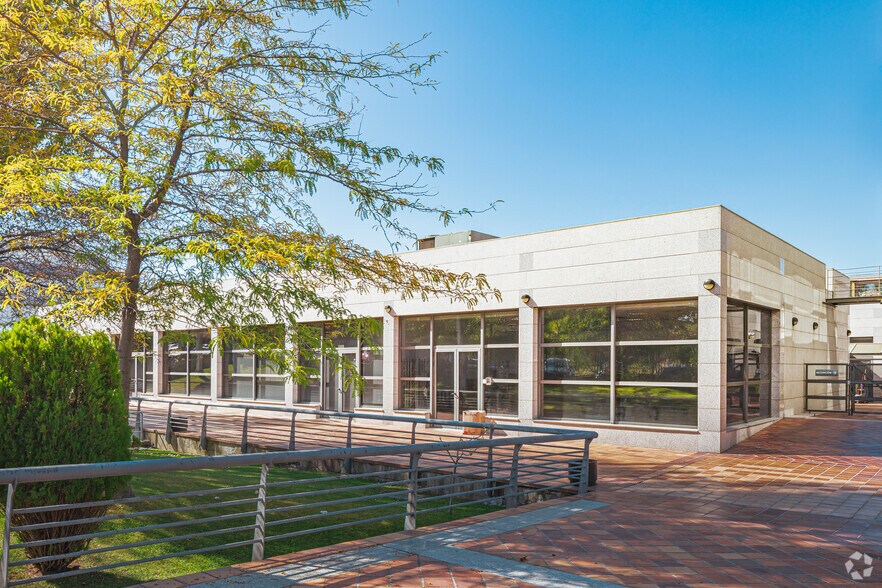 Calle Severo Ochoa, 3, Las Rozas de Madrid, Madrid à louer - Photo du bâtiment - Image 3 de 4