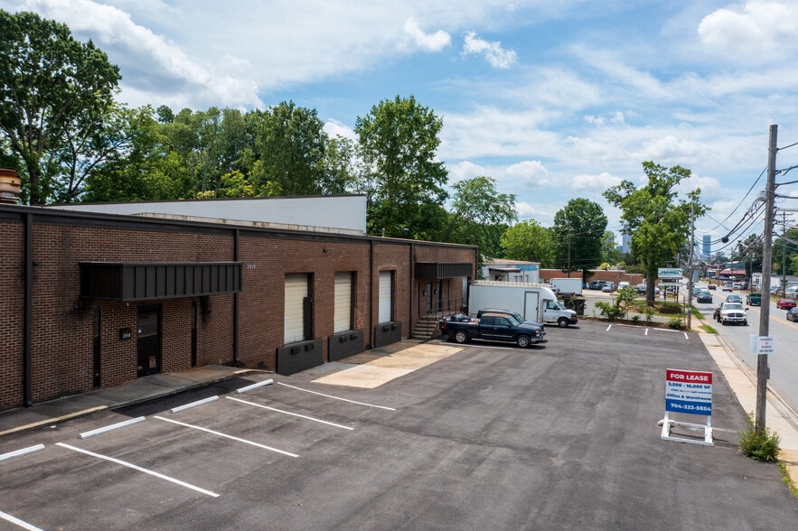 2908-2918 N Graham St, Charlotte, NC for lease - Building Photo - Image 3 of 5