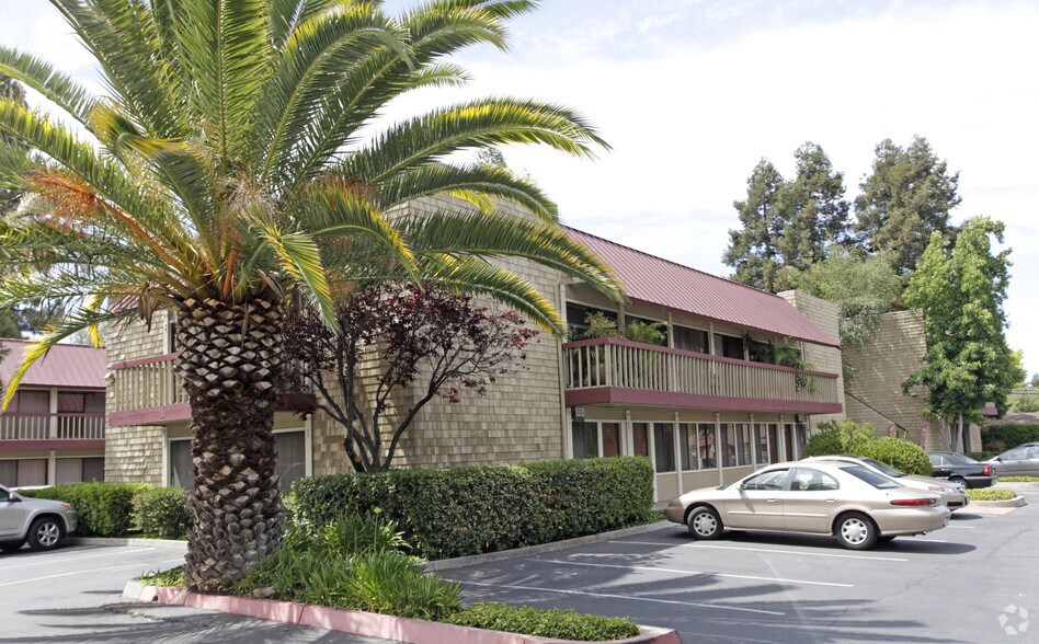 140-144 Mayhew Way, Pleasant Hill, CA à louer - Photo du bâtiment - Image 2 de 2