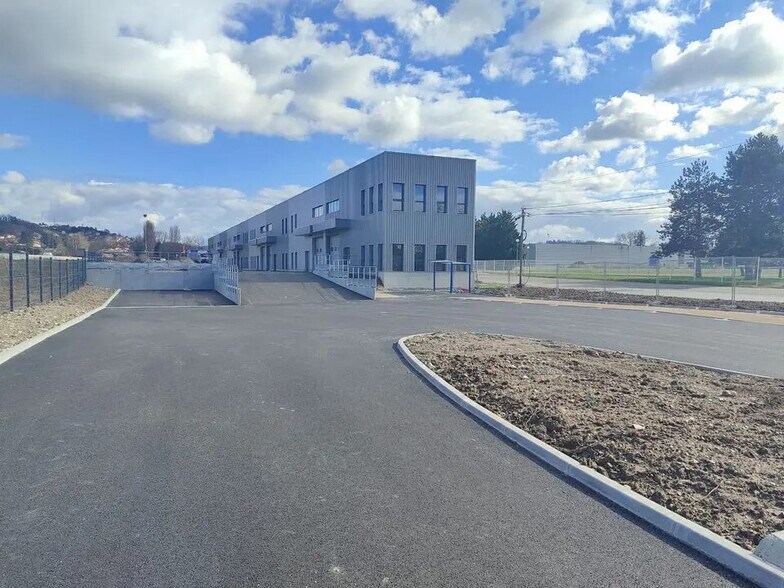 Flex dans Bourgoin-Jallieu à louer - Photo du bâtiment - Image 3 de 9