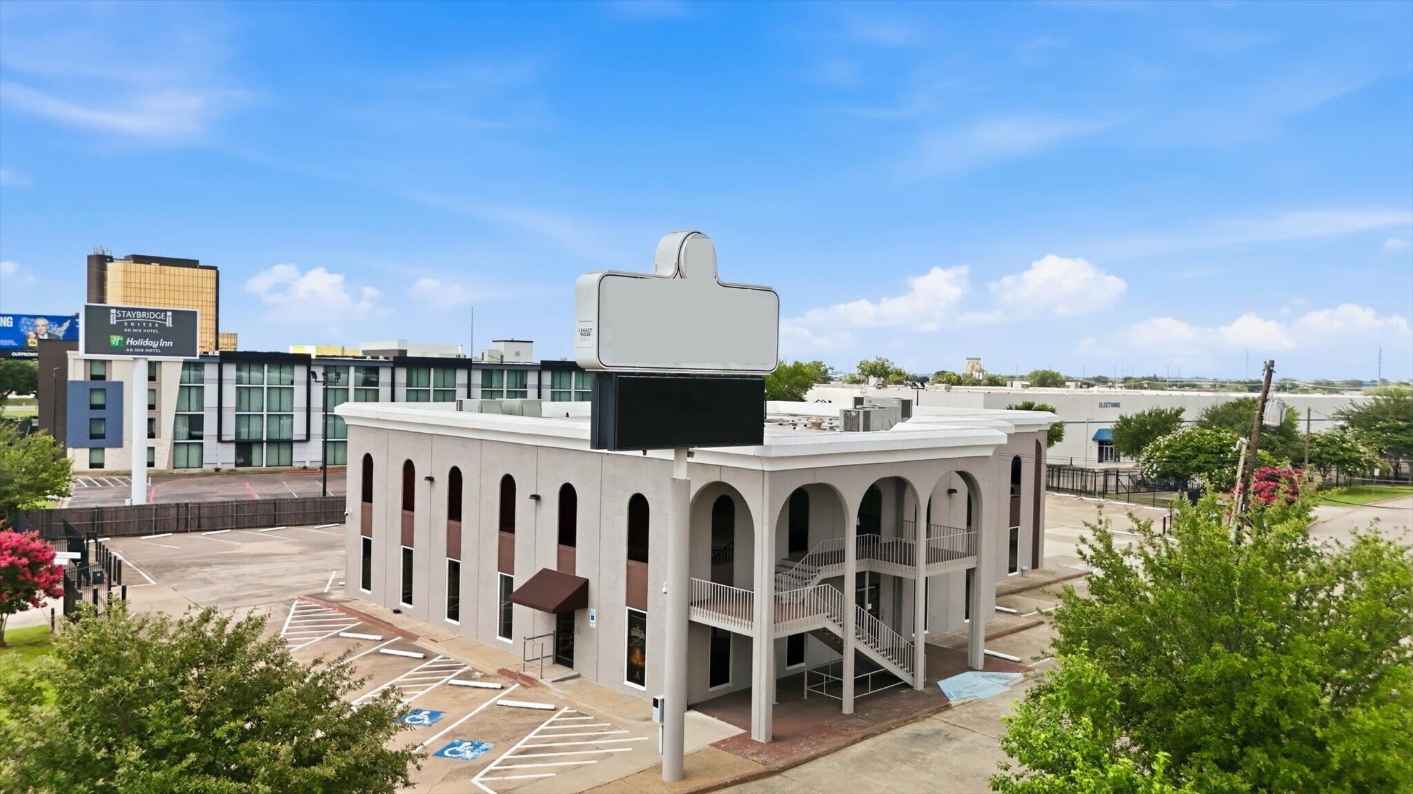 8855 N Stemmons Fwy, Dallas, TX à vendre Photo du bâtiment- Image 1 de 32