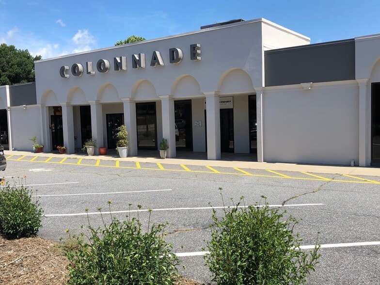 2221 N Center St, Hickory, NC for lease - Building Photo - Image 2 of 7