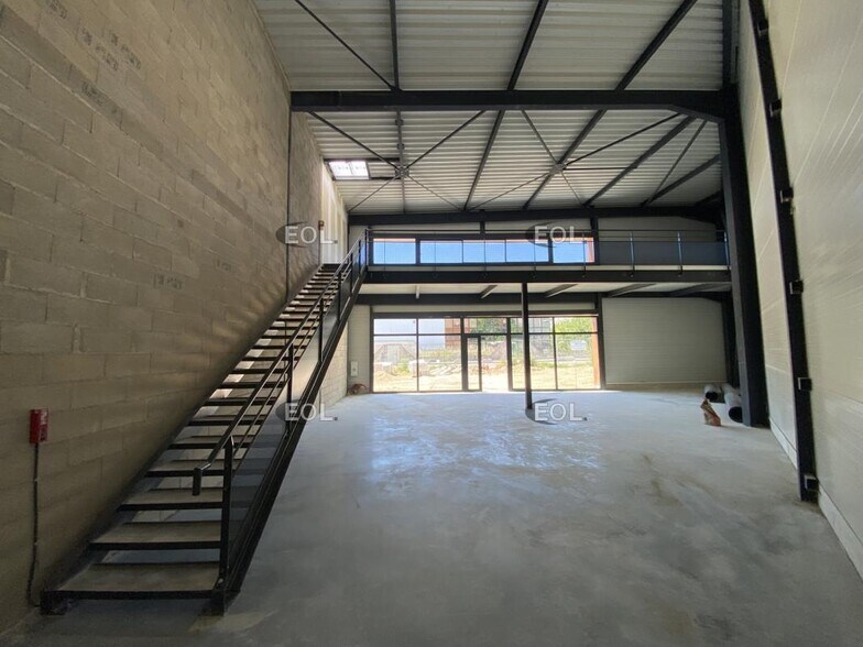 Flex dans Roquevaire à louer - Photo du bâtiment - Image 2 de 2