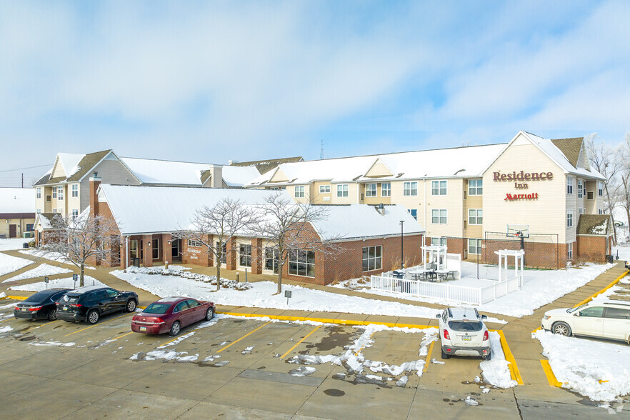 1900 Dodge Rd NE, Cedar Rapids, IA à vendre - Photo principale - Image 1 de 1