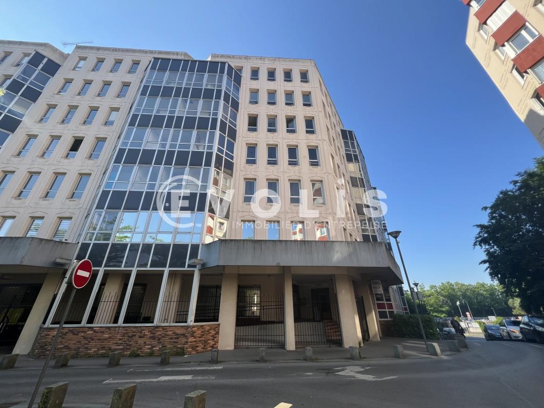 Office in Noisy-le-Grand for lease Building Photo- Image 1 of 13