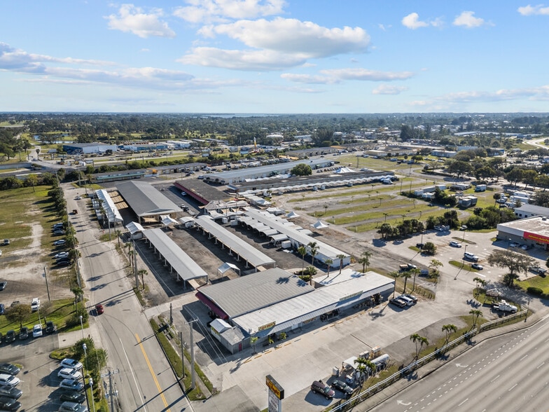 2201 SE Indian St, Stuart, FL à louer - Photo du bâtiment - Image 3 de 8