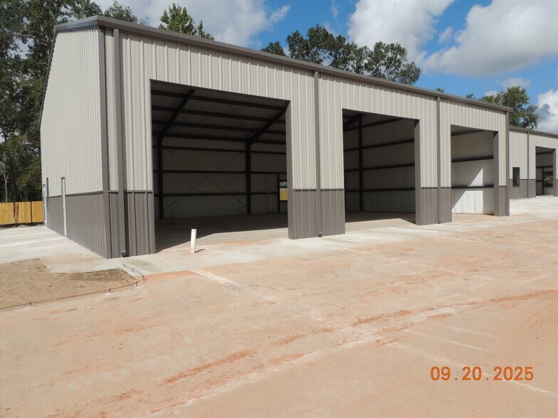 2307 Wade Cir S, Conroe, TX for sale - Primary Photo - Image 1 of 5