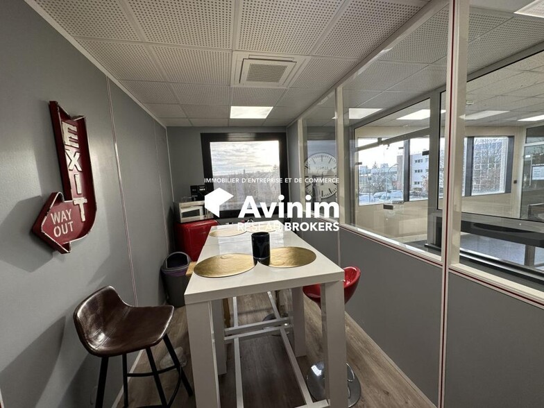Office in Gennevilliers for lease - Interior Photo - Image 2 of 9