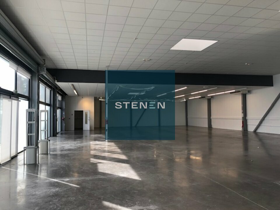 Retail in Pertuis for lease Building Photo- Image 1 of 10
