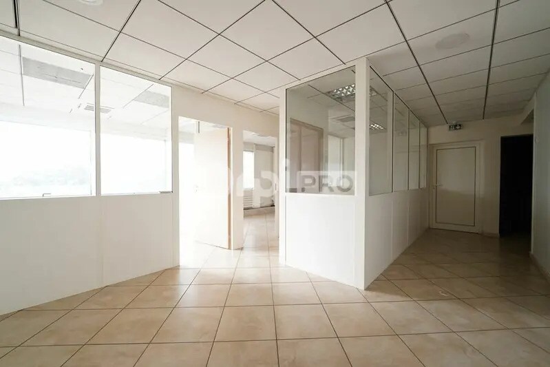 Office in Taluyers for lease Interior Photo- Image 1 of 13
