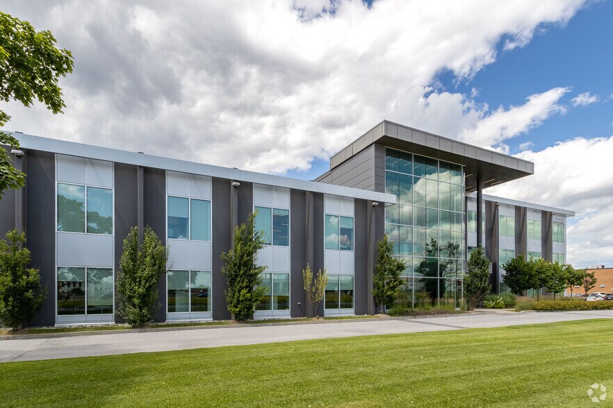 1675 Hwy Trans-Canada, Dorval, QC à louer - Photo du bâtiment - Image 3 de 4