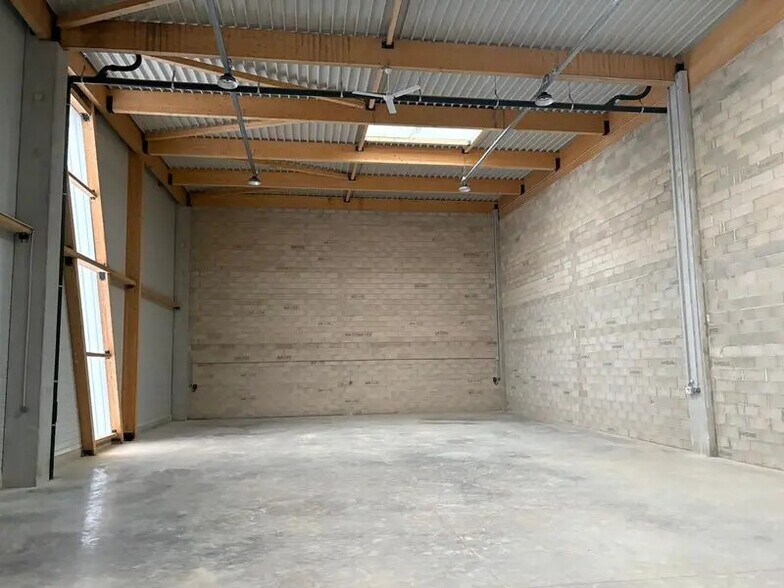 Flex in Lognes for lease - Interior Photo - Image 1 of 8