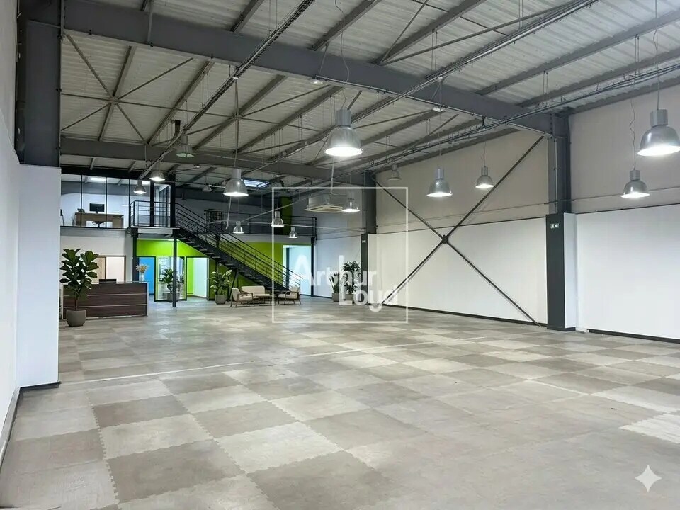 Commerce de détail dans Lisses à louer Photo du bâtiment- Image 1 de 6