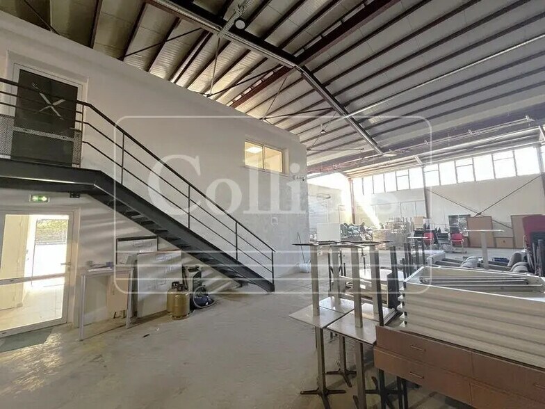 Flex in Aubagne for lease - Interior Photo - Image 2 of 8