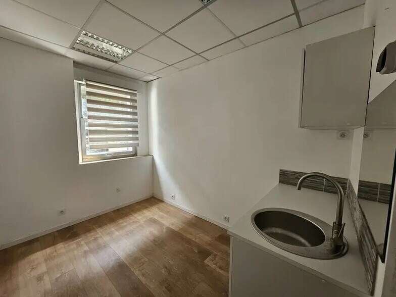 230 Chemin Des Valladets, Éguilles for lease - Interior Photo - Image 3 of 4