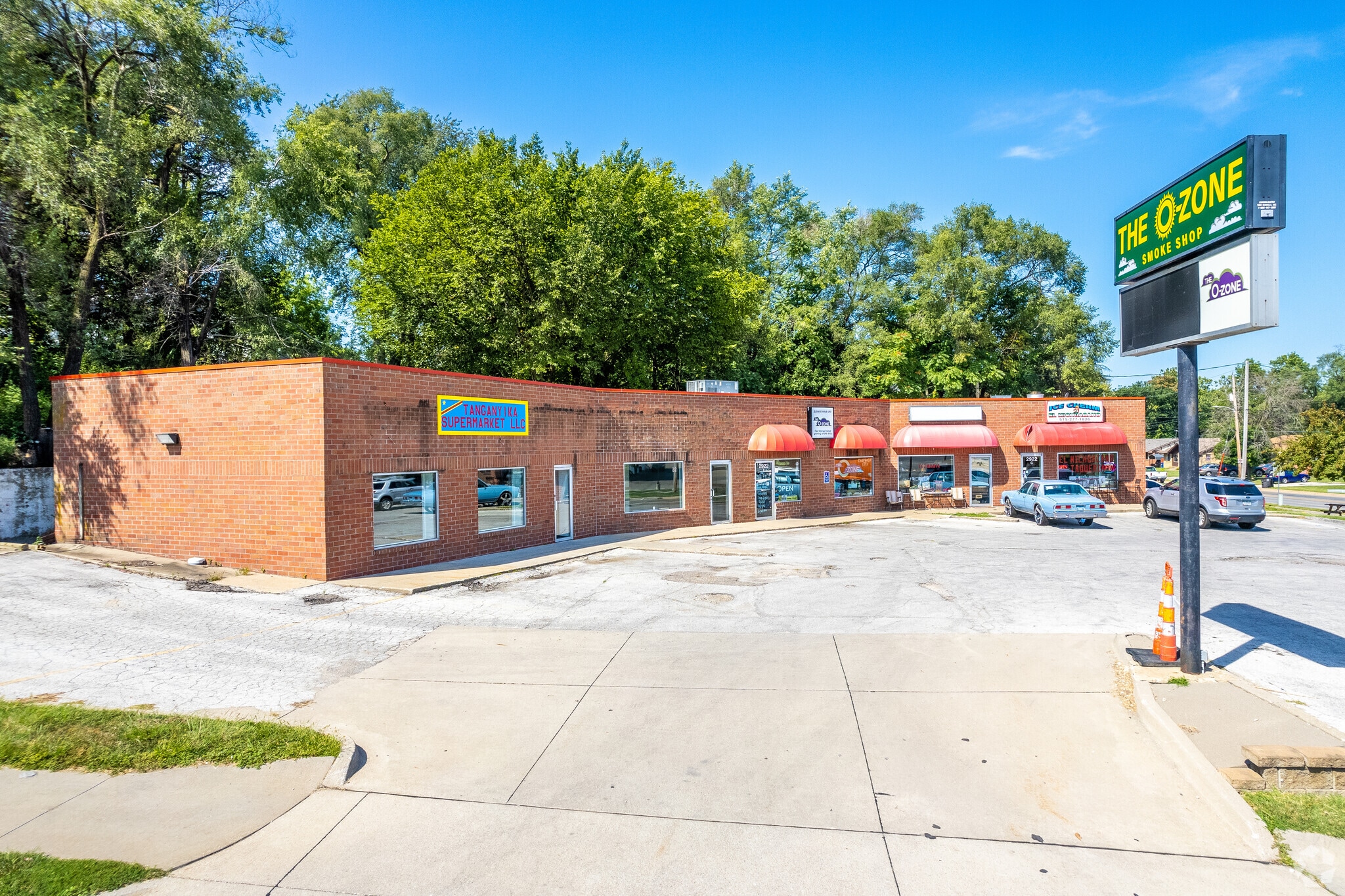 2920-2926 Merle Hay Rd, Des Moines, IA for lease Primary Photo- Image 1 of 5
