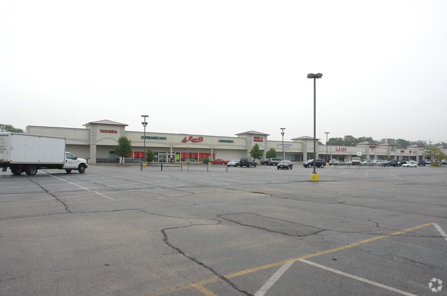500-558 E North Ave, Glendale Heights, IL for lease - Building Photo - Image 3 of 9