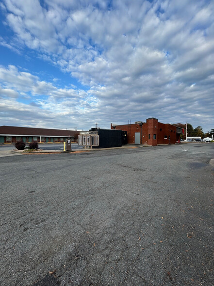 8300 Brook Rd, Richmond, VA for lease - Building Photo - Image 2 of 6