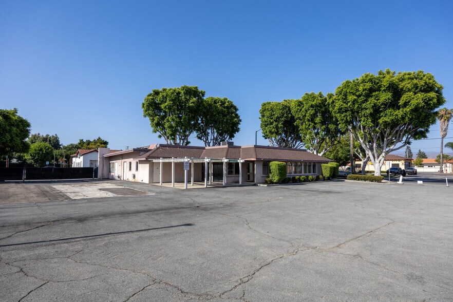 150 E 1st St, Tustin, CA à vendre - Photo du bâtiment - Image 2 de 10