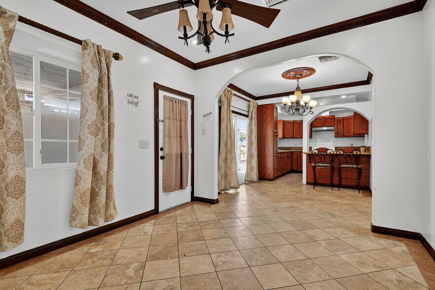 400 N Hayes Ave, Oxnard, CA à vendre - Photo du bâtiment - Image 2 de 27