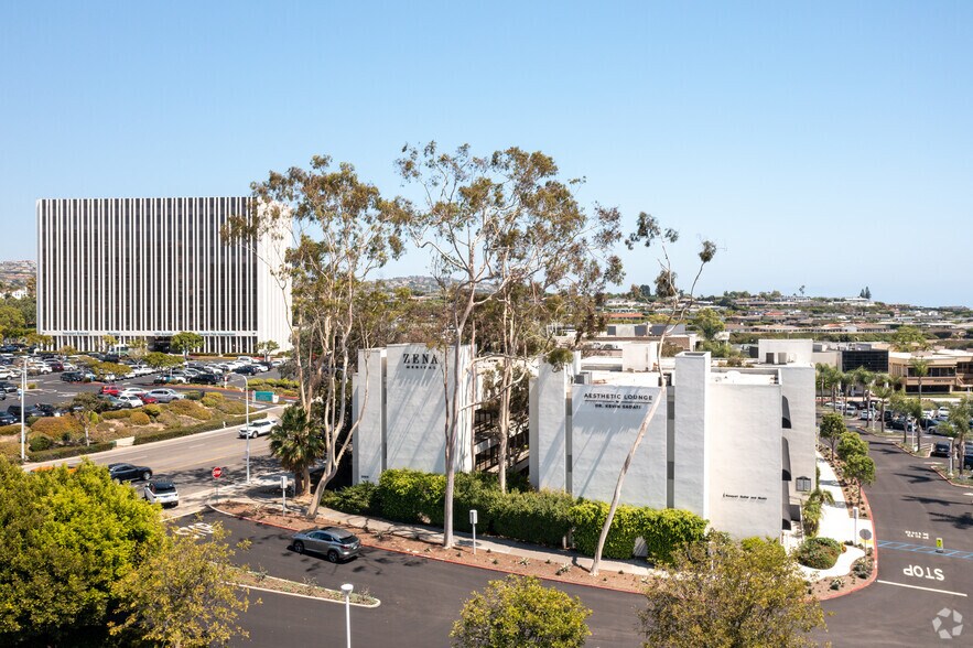 359 San Miguel Dr, Newport Beach, CA à louer - Photo du bâtiment - Image 2 de 7