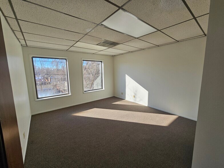 550 E Plumb Ln, Reno, NV à louer - Photo du bâtiment - Image 3 de 11