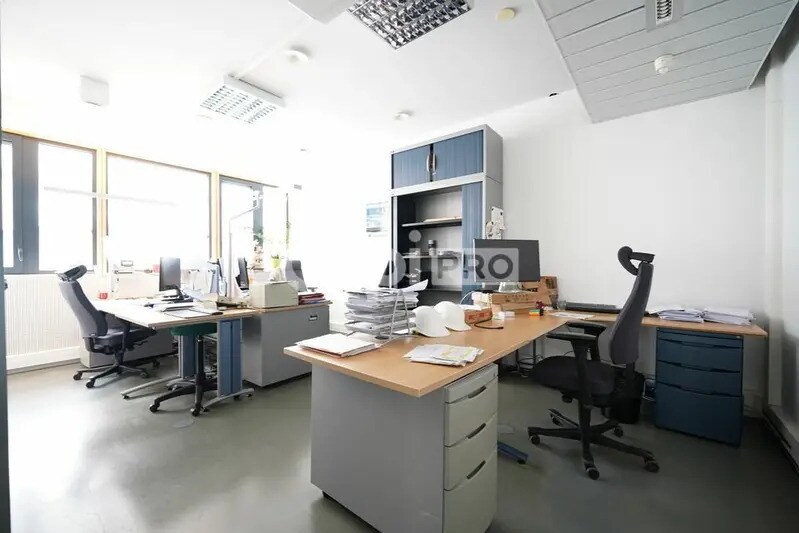 Office in Vaulx-en-Velin for lease - Building Photo - Image 3 of 12