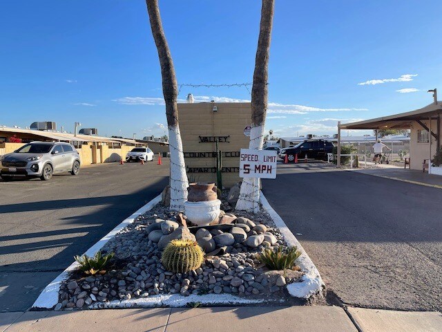 1619-1693 Villa Ave, El Centro, CA à vendre - Photo du bâtiment - Image 2 de 5