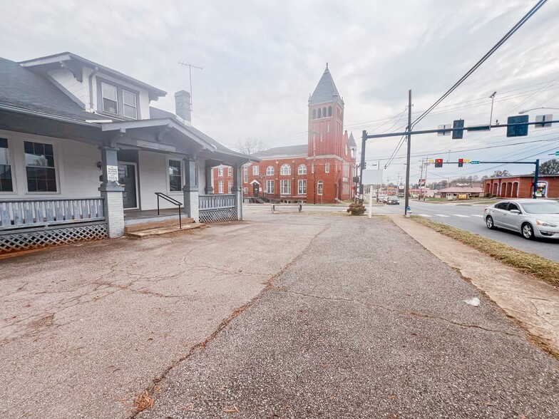 2414 Memorial Ave, Lynchburg, VA à louer - Photo du b timent - Image 3 de 29