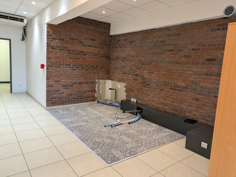 Retail in Bourgoin-Jallieu for lease - Building Photo - Image 1 of 14