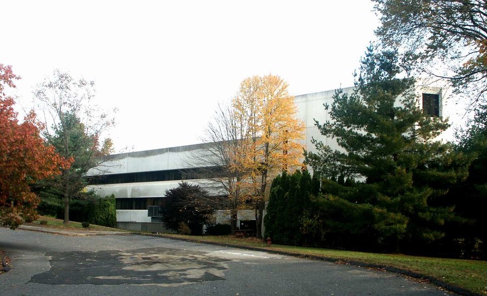 1579 Straits Tpke, Middlebury, CT à vendre - Photo du bâtiment - Image 3 de 4