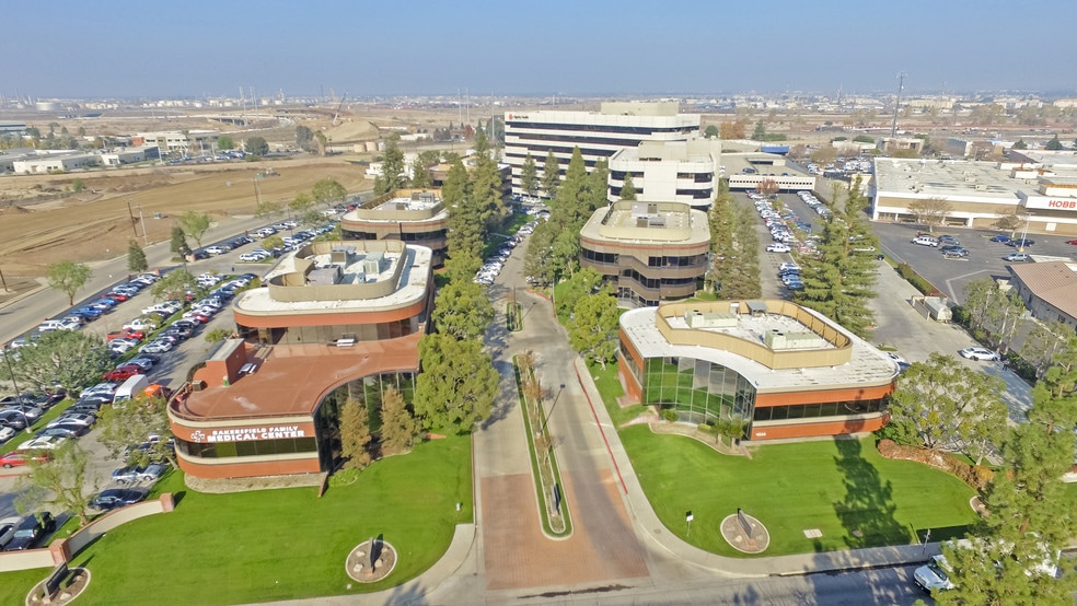 4550 California Ave, Bakersfield, CA à louer - Photo du bâtiment - Image 3 de 6