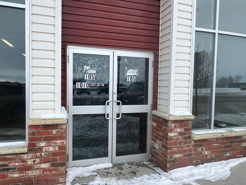 1010 Railway St, Crossfield, AB à vendre - Photo du bâtiment - Image 2 de 11