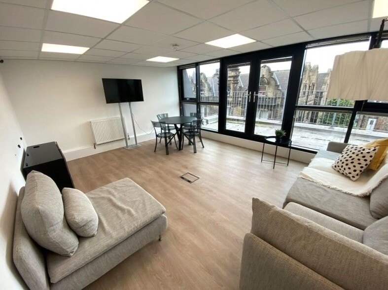 Raglan St, Harrogate for lease - Interior Photo - Image 3 of 6