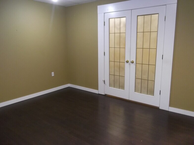 33 Blackfoot Rd, Sherwood Park, AB for lease - Building Photo - Image 2 of 5