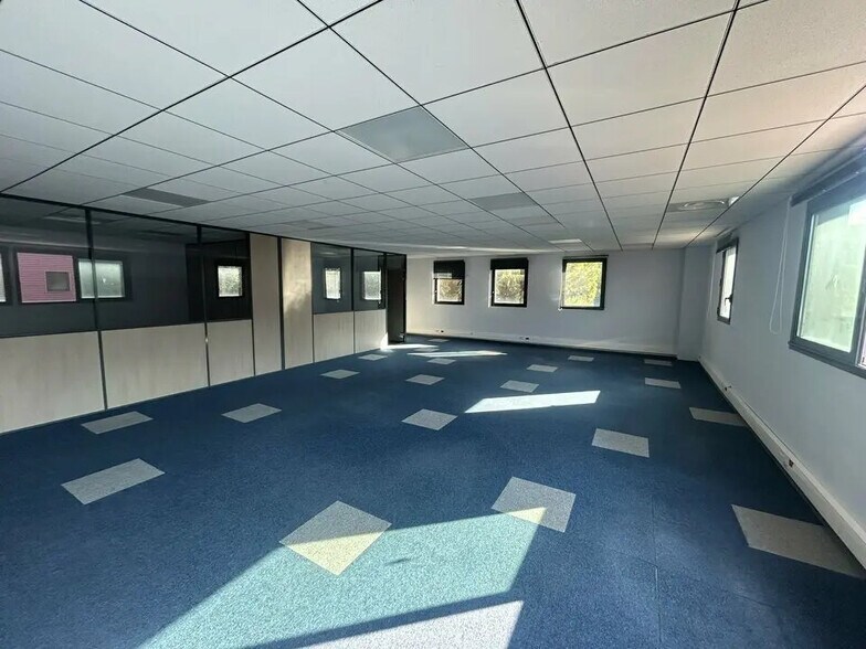 Office in Sorgues for lease - Interior Photo - Image 3 of 12