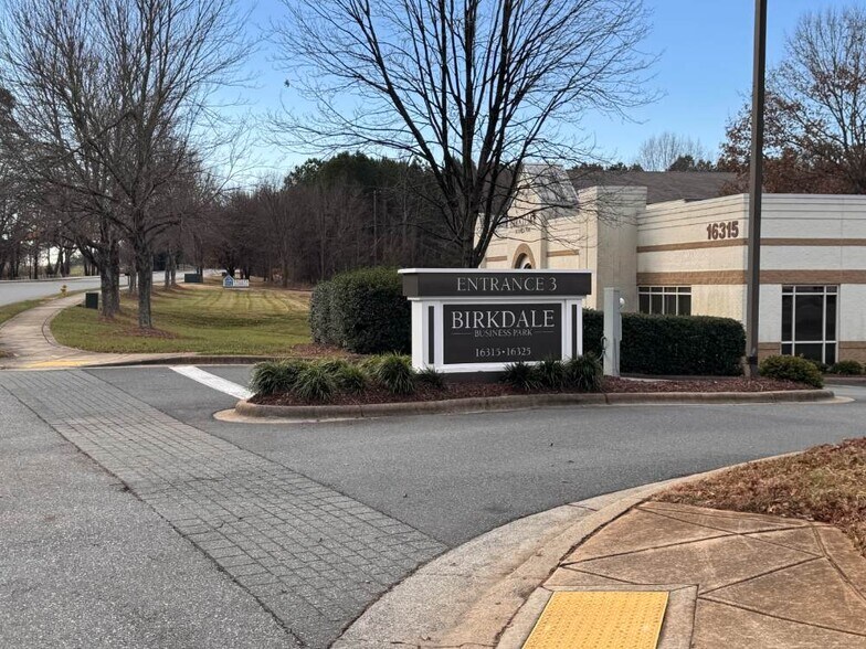 16315 Northcross Dr, Huntersville, NC à louer - Photo du bâtiment - Image 2 de 13