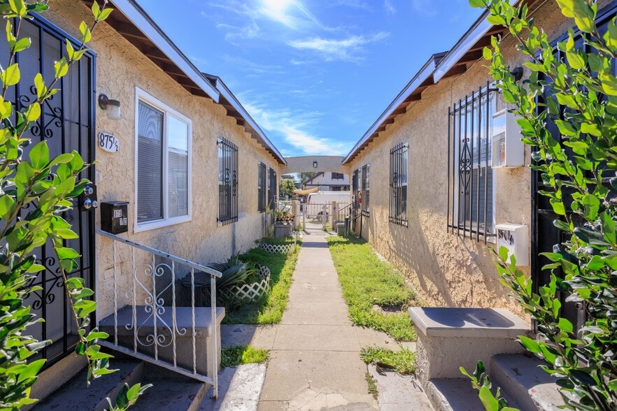 871 E 49th St, Los Angeles, CA for sale - Building Photo - Image 2 of 8