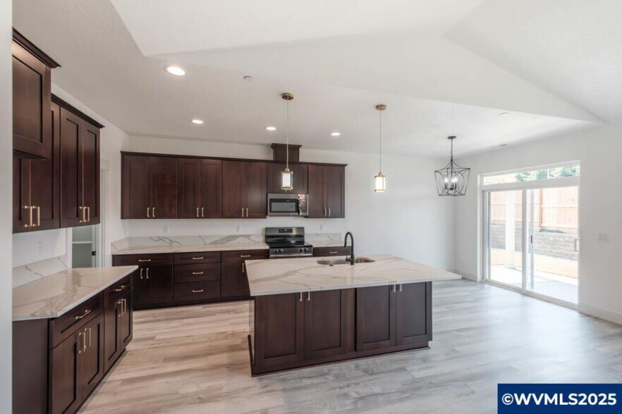 774 Riley Dr, Silverton, OR à vendre - Photo du bâtiment - Image 3 de 26