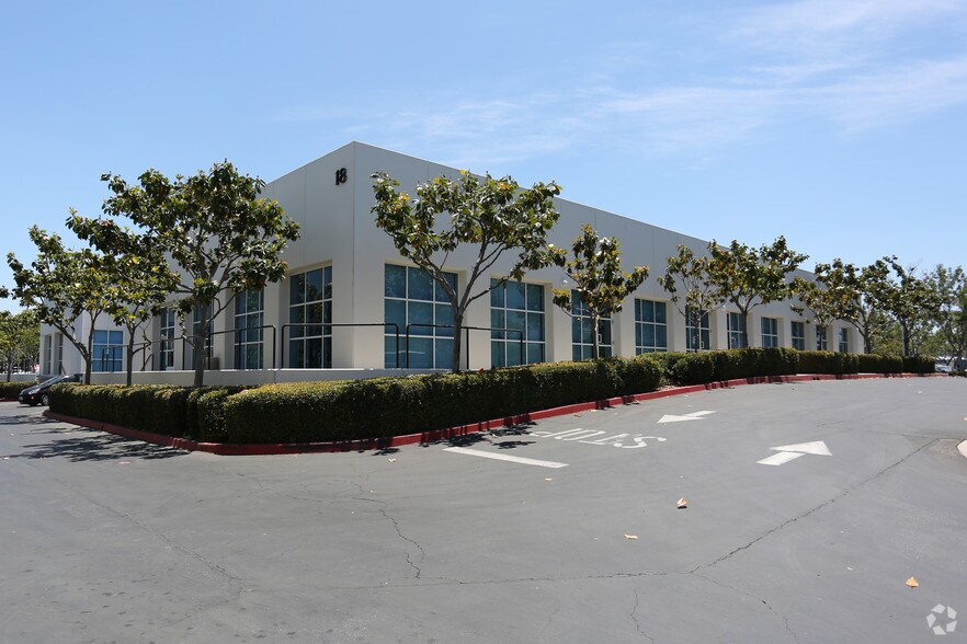 18 Technology Dr, Irvine, CA à louer - Photo du bâtiment - Image 3 de 5