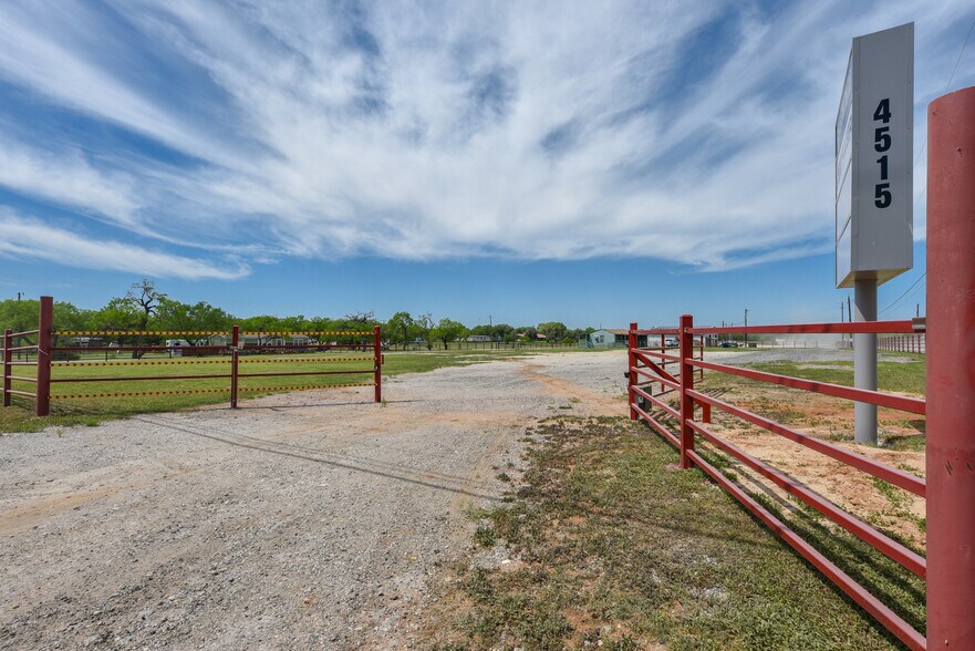 4515 Smith Rd, Von Ormy, TX à louer - Photo du bâtiment - Image 2 de 65