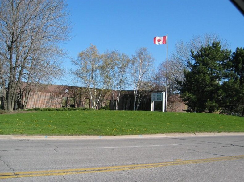 5245 Harvester Rd, Burlington, ON à vendre Photo du bâtiment- Image 1 de 1