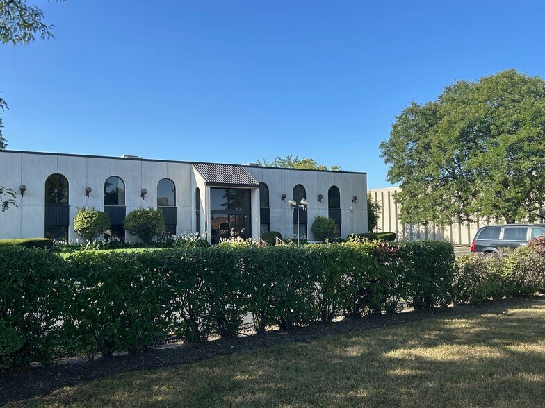 5 E College Dr, Arlington Heights, IL à vendre - Photo du bâtiment - Image 2 de 12