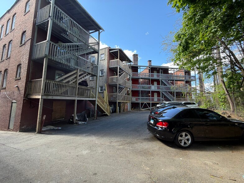 57 Whiting St, New Britain, CT à vendre - Photo du bâtiment - Image 3 de 17