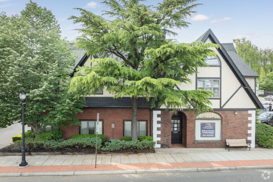 1182 Teaneck Rd, Teaneck, NJ à vendre - Photo du bâtiment - Image 2 de 5